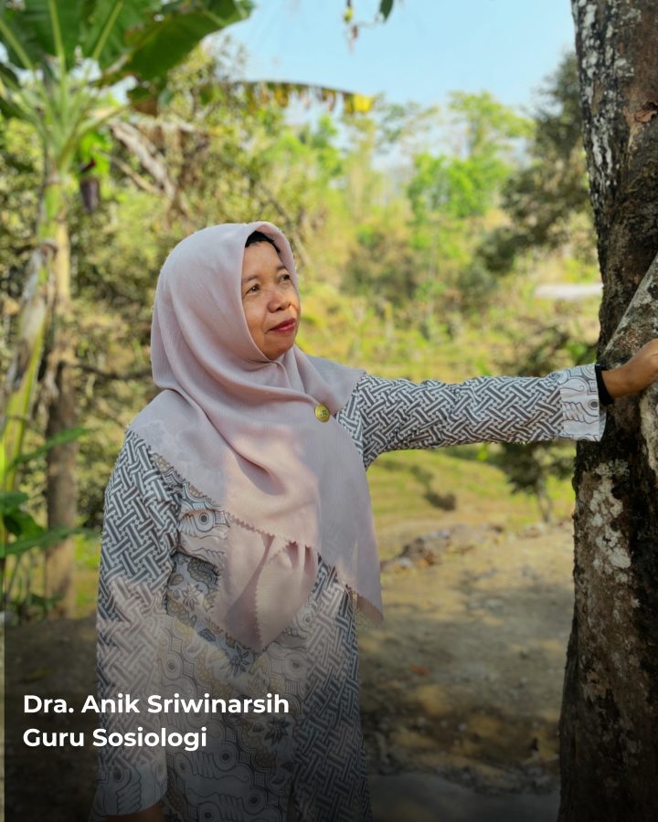Dra. Anik Sriwinarsih, Guru Sosiologi