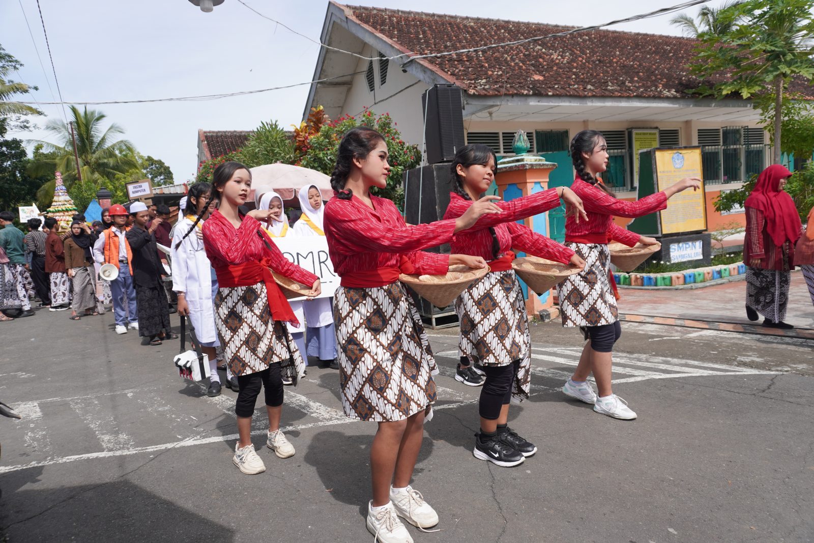 Kirab Budaya SMAN 1 Samigaluh Meriahkan HUT ke-270 DIY: Semangat Budaya di Lereng Menoreh