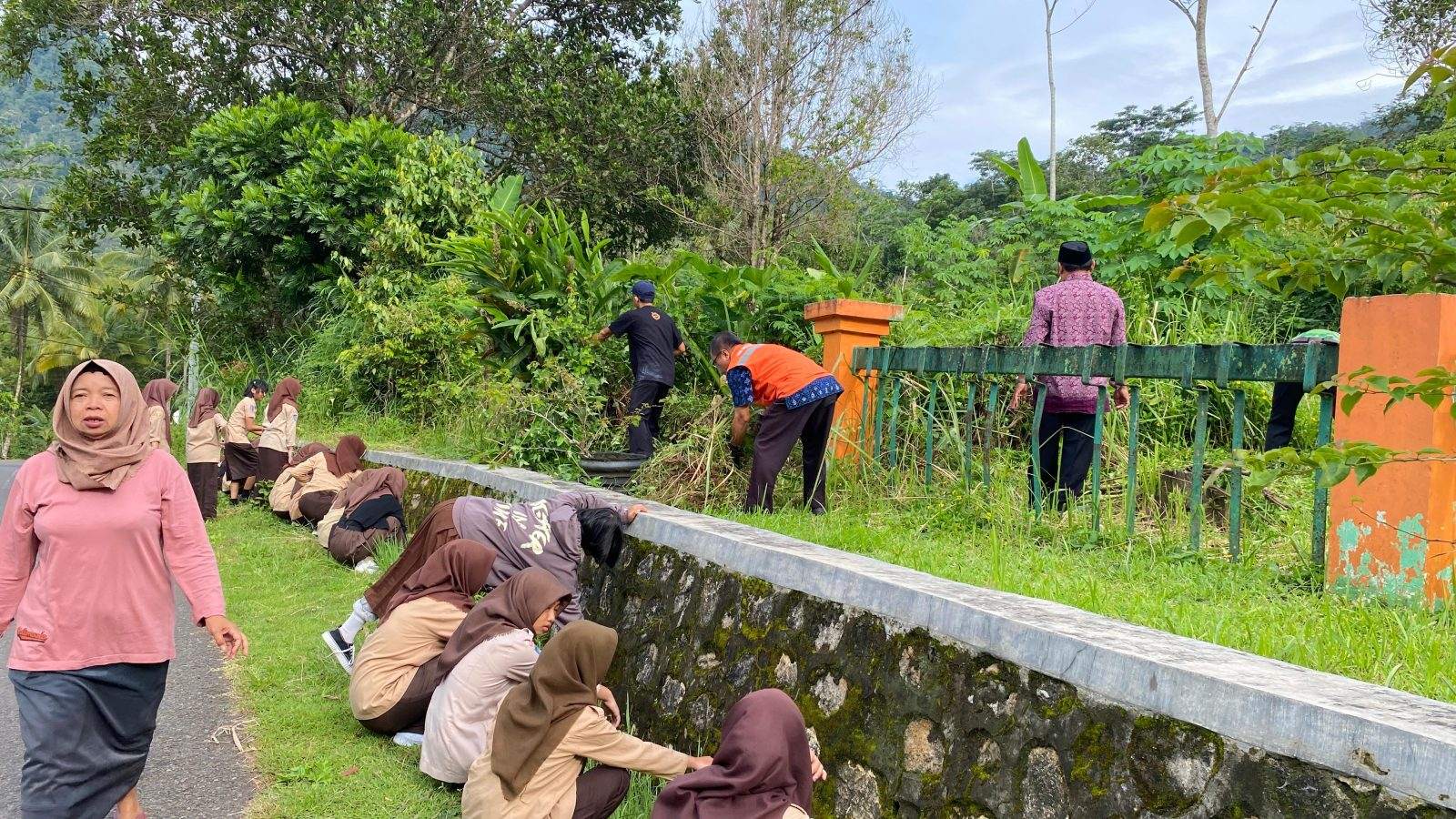 Jumat Bersih: Langkah Kecil Menuju Sekolah yang Nyaman